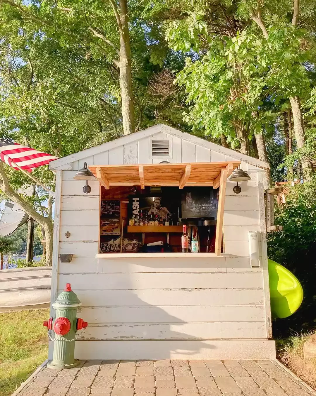 10 Stunning Lake House Decorating Ideas to Transform Your Waterfront Retreat 8 Build an Outdoor Bar