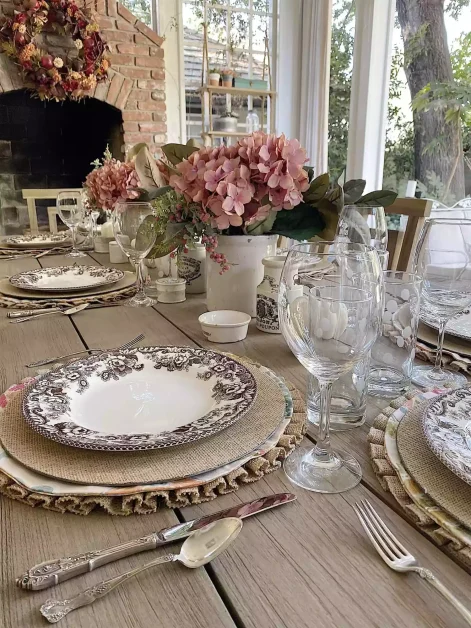 55 Stunning Thanksgiving Décor Ideas to Transform Your Home with Style 33 Casual Back Porch Dining