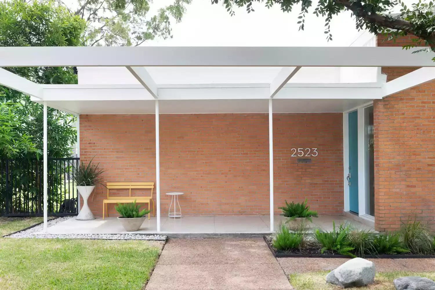 25 Front Patio Ideas That Transform Into an Inviting Haven Celebrate Midcentury Style
