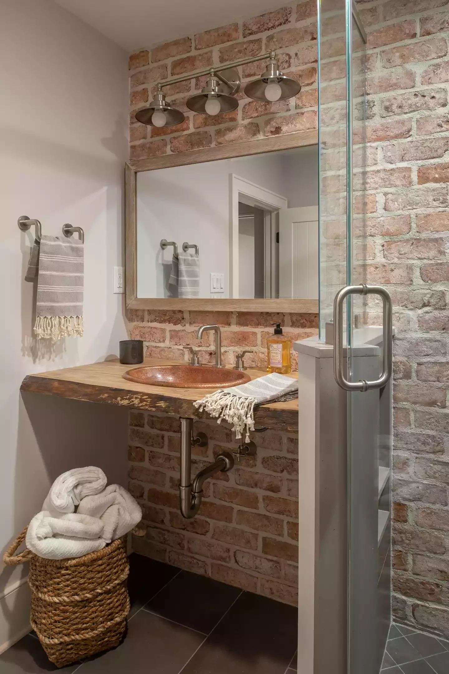30 Rustic Bathroom Ideas That'll Give You Serious Country Cottage Vibes 5 Celebrate an Exposed Brick Wall