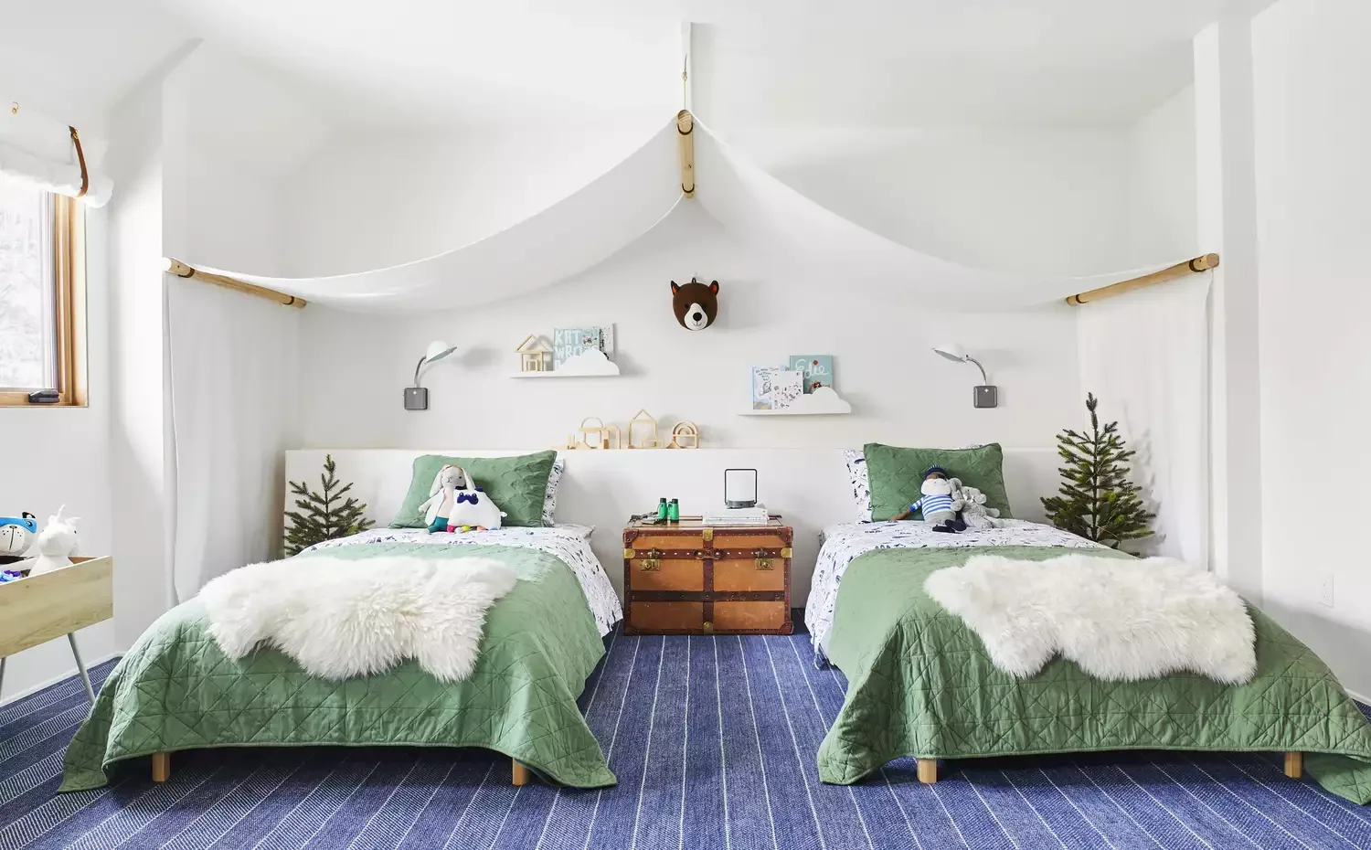 32 Christmas Bedroom Decor Ideas That Make Mornings Magical Change the Sheets