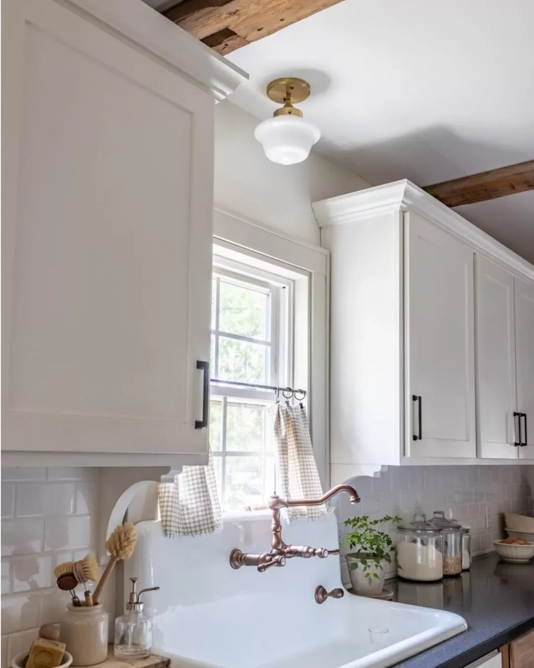 68 Charming Farmhouse Kitchen Ideas That Never Go Out of Style Checkered Cafe Curtains
