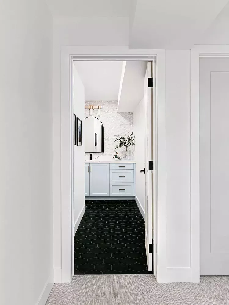 65 Clever Small Bathroom Ideas That Will Transform Your Tiny Space 32 Choose Black Flooring