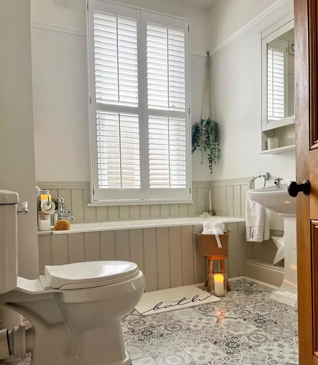 23 Brilliant Bathroom Rug Ideas That Will Transform Your Space 14 Choose Black and White