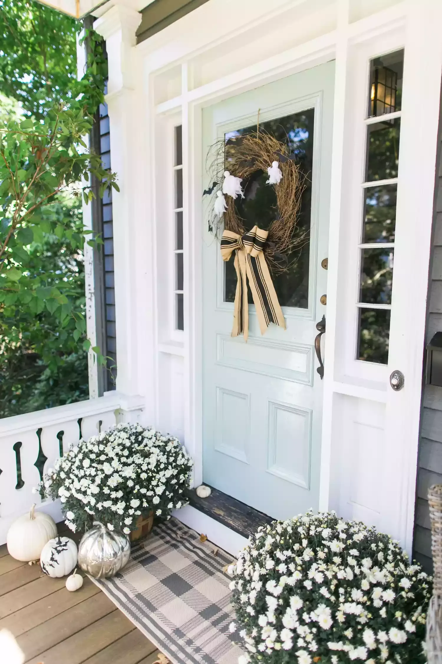 38 Charming Farmhouse Porch Ideas That Create the Perfect Welcome 1 Choose Classic Plaid