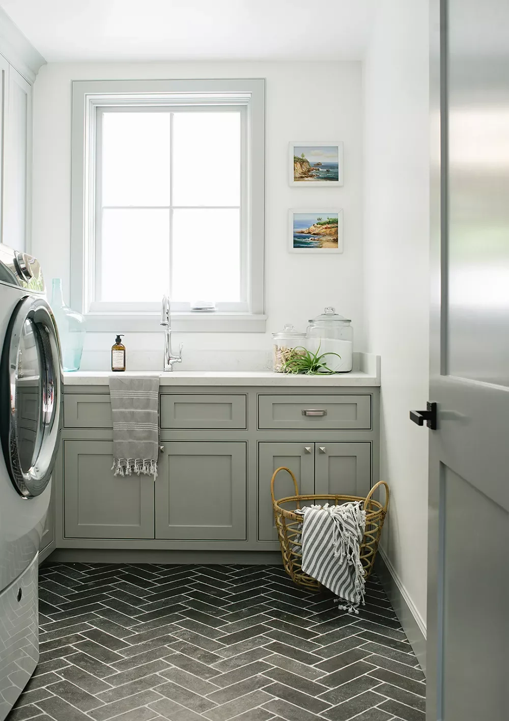55 Small Laundry Room Ideas That Blend Style With Smart Functionality Choose Herringbone Floor Tiles