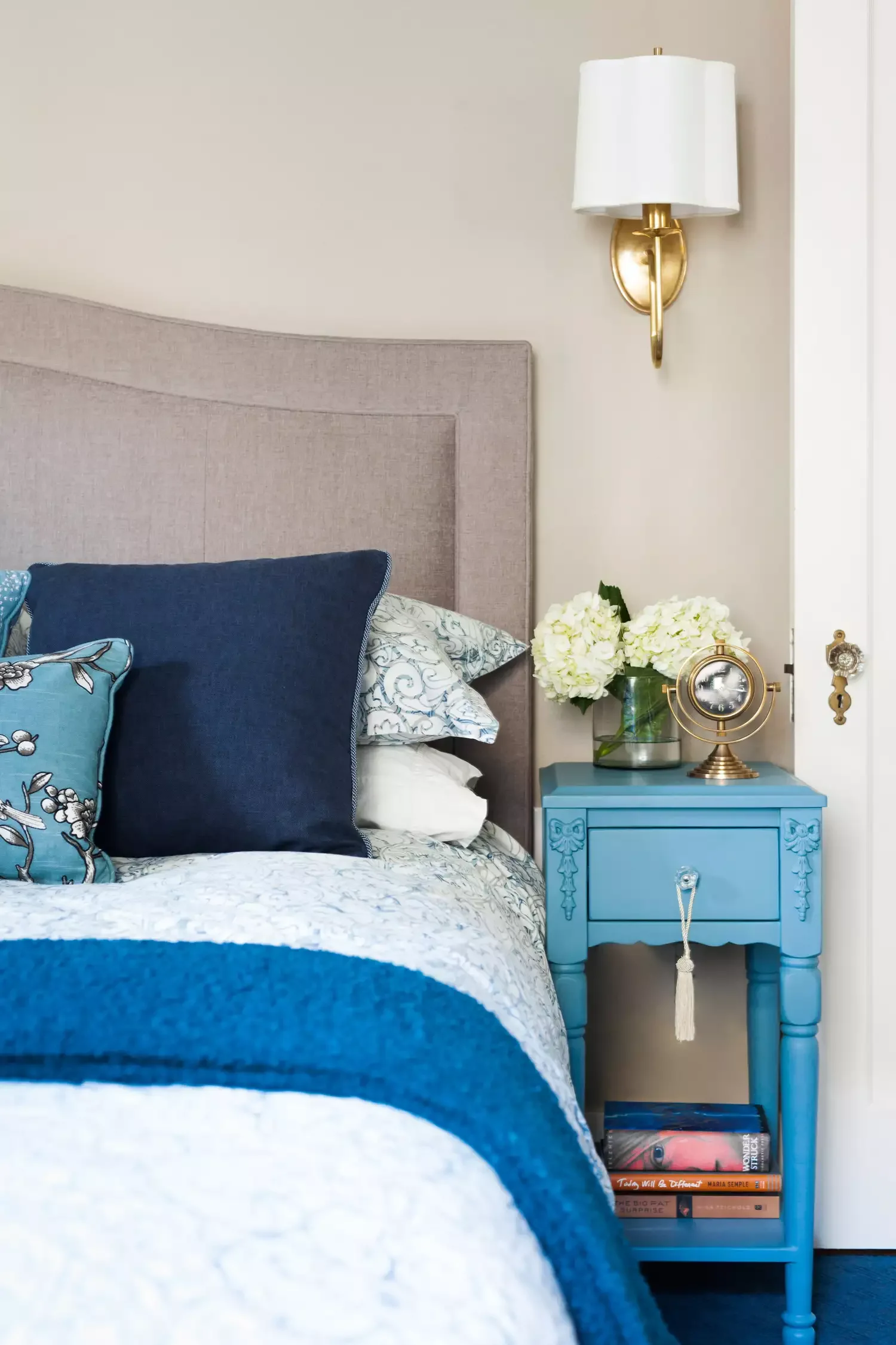 28 Couple-Friendly Bedroom Ideas That Create Perfect Harmony 18 Choose Mismatched Nightstands