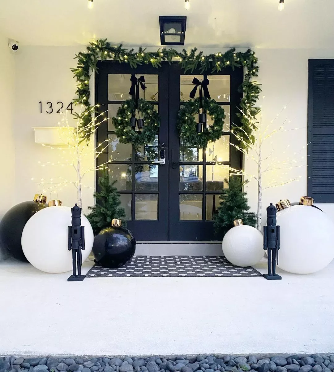 50 Festive Christmas Party Decorating Ideas Your Guests Will Absolutely Adore 29 Choose Oversized Ornaments