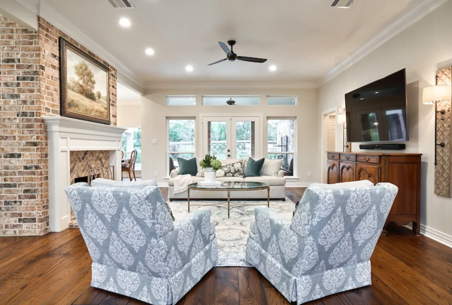 34 Classic Living Room Ideas That Never Go Out of Style Choose Rich Wooden Tones