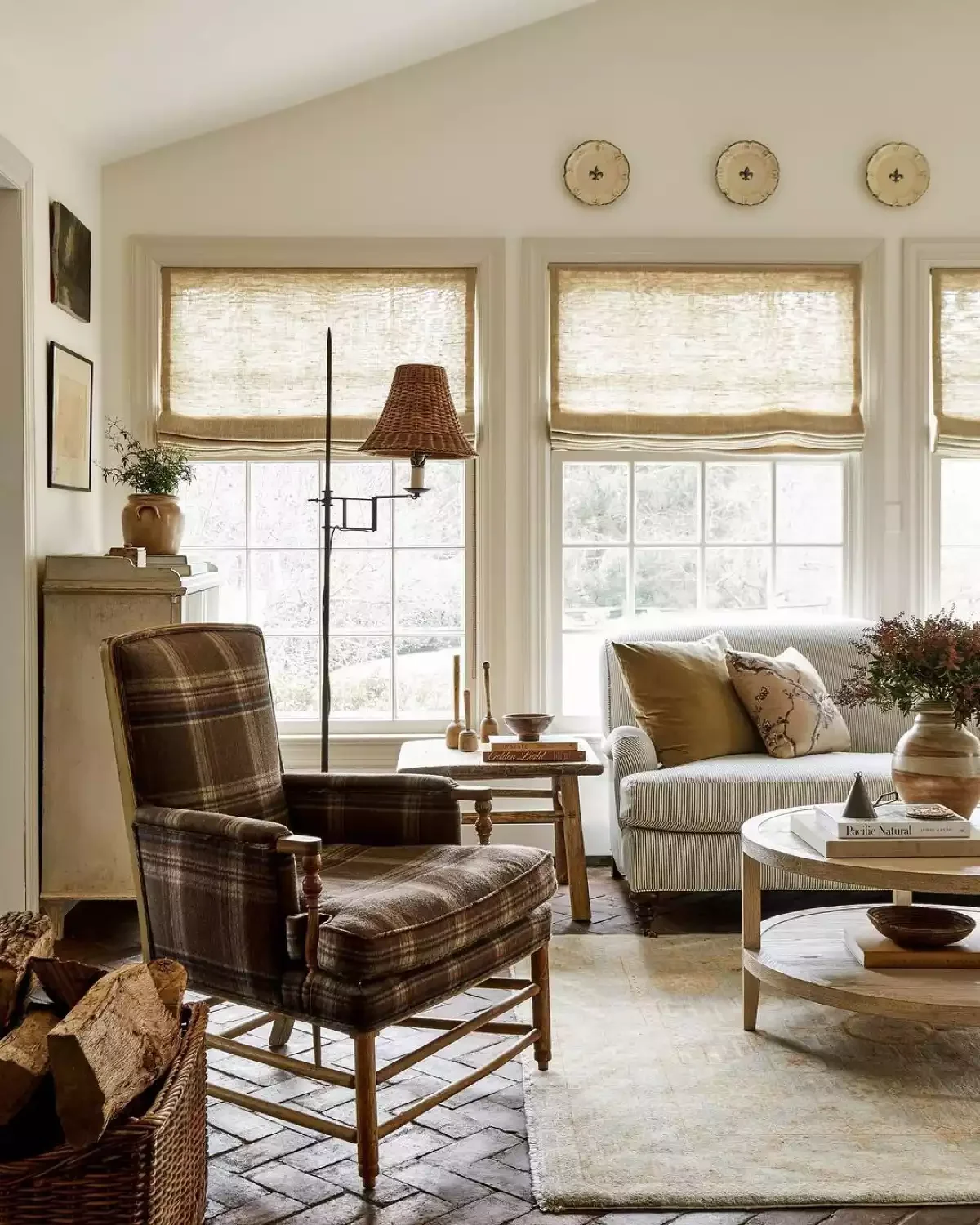 34 Classic Living Room Ideas That Never Go Out of Style Choose Rounded Furniture