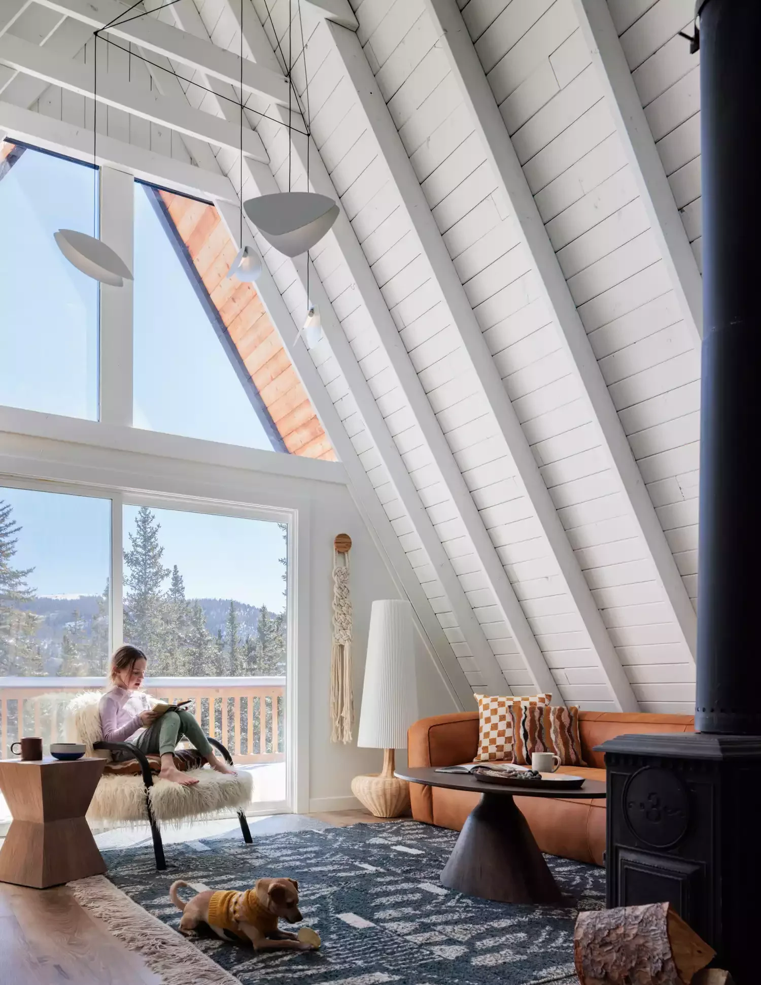 50 Elegant Living Room Ideas That Feel Warm and Inviting 45 Choose Sculptural Accents