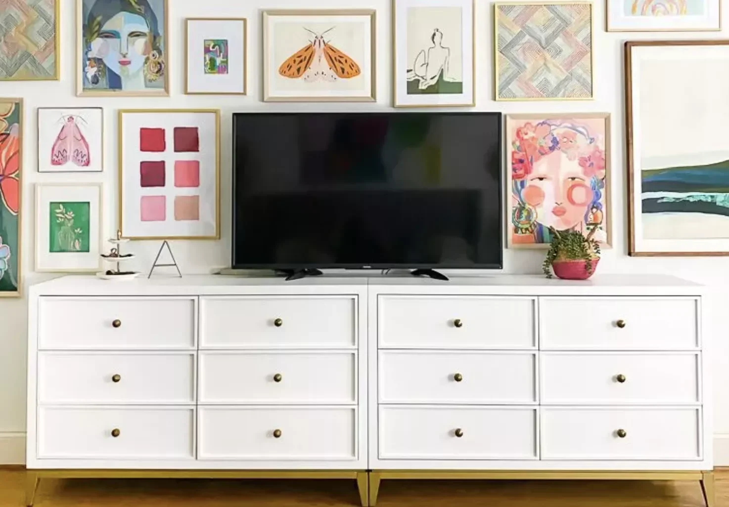 21 Beautiful Ways to Style Your TV Console Like a Pro 10 Choose Some Special Trinkets