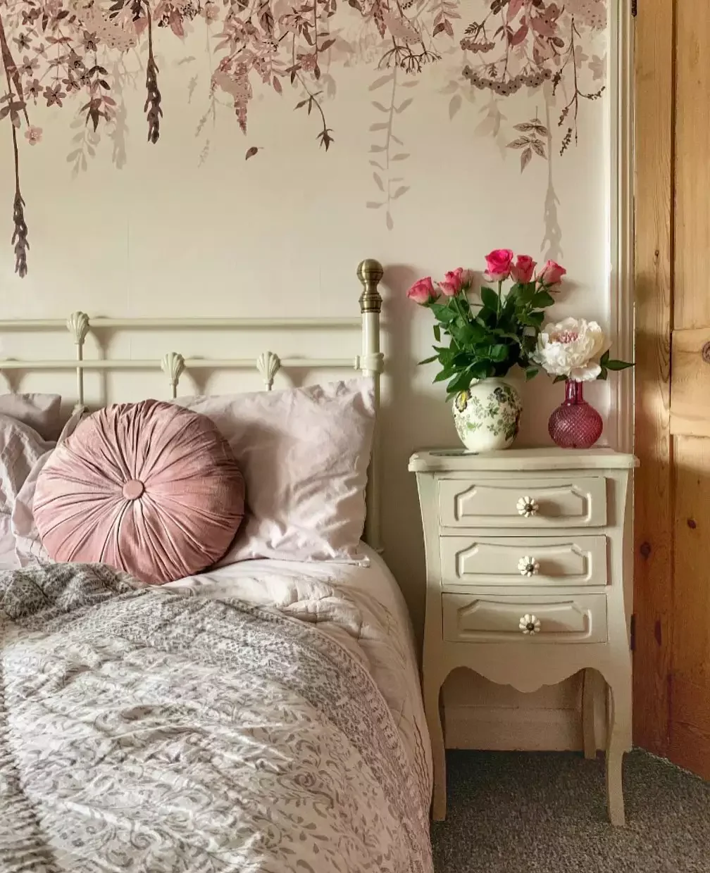 25 Charming Ways to Create Your Dream Vintage-Style Bedroom 5 Choose a Classic Bed Frame