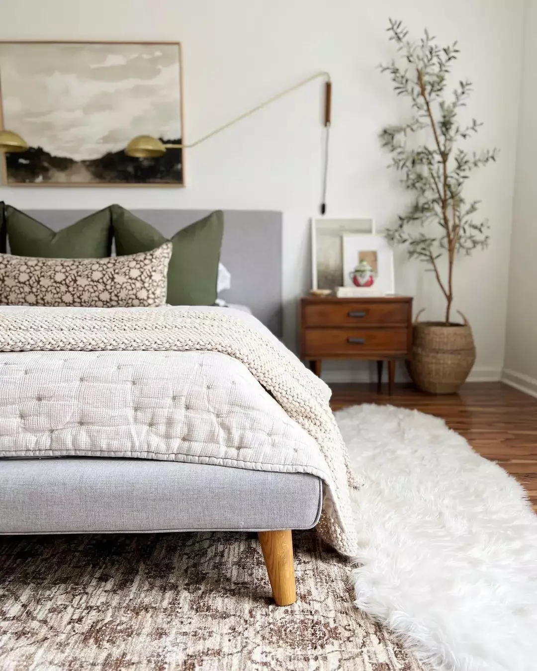 30 Cozy Bedding Ideas to Transform Your Bedroom Into a Dreamy Retreat 4 Choose a Durable Throw