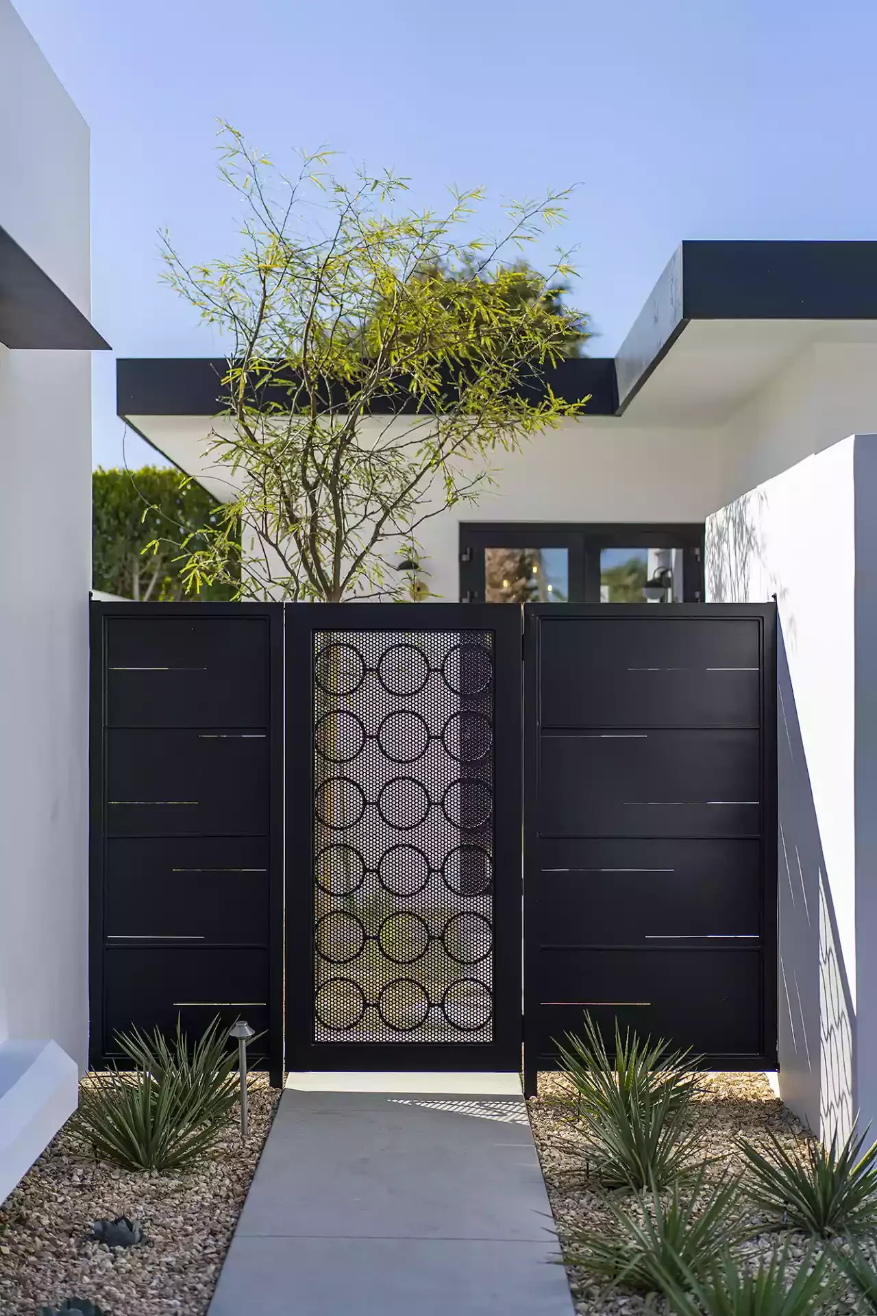 31 Stunning Front Yard Fence Ideas That Will Transform Your Home's Curb Appeal Choose a Fun Pattern for Your Gate