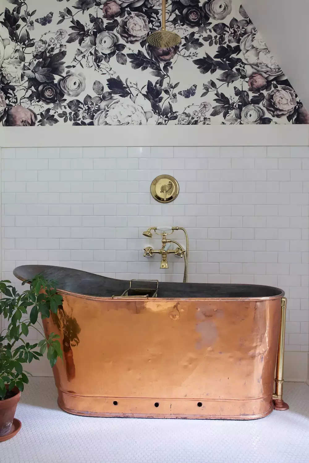 20 Vintage-Inspired Bathroom Designs That Bring Timeless Character to Your Home 15 Choose a Hero Piece