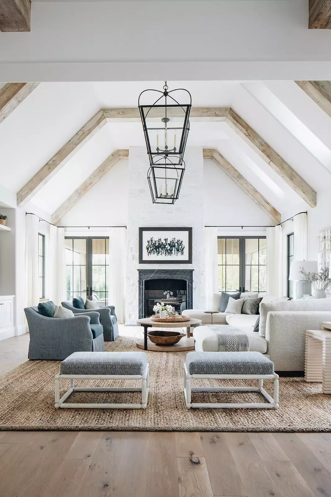 25 Brilliant Ways to Master Transitional Living Room Design 14 Choose a Jute Rug