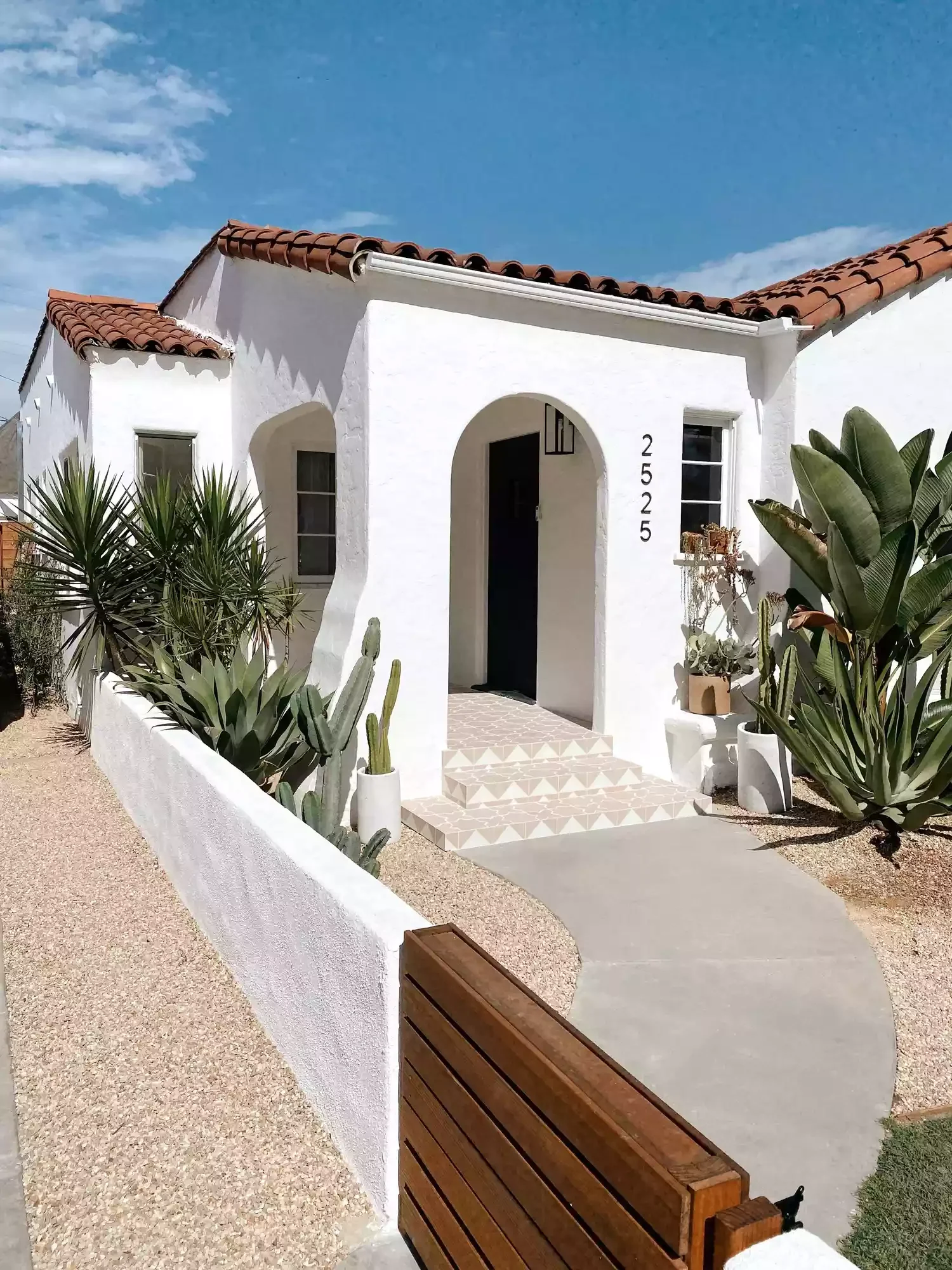 31 Stunning Front Yard Fence Ideas That Will Transform Your Home's Curb Appeal Choose a Low-Profile Fence