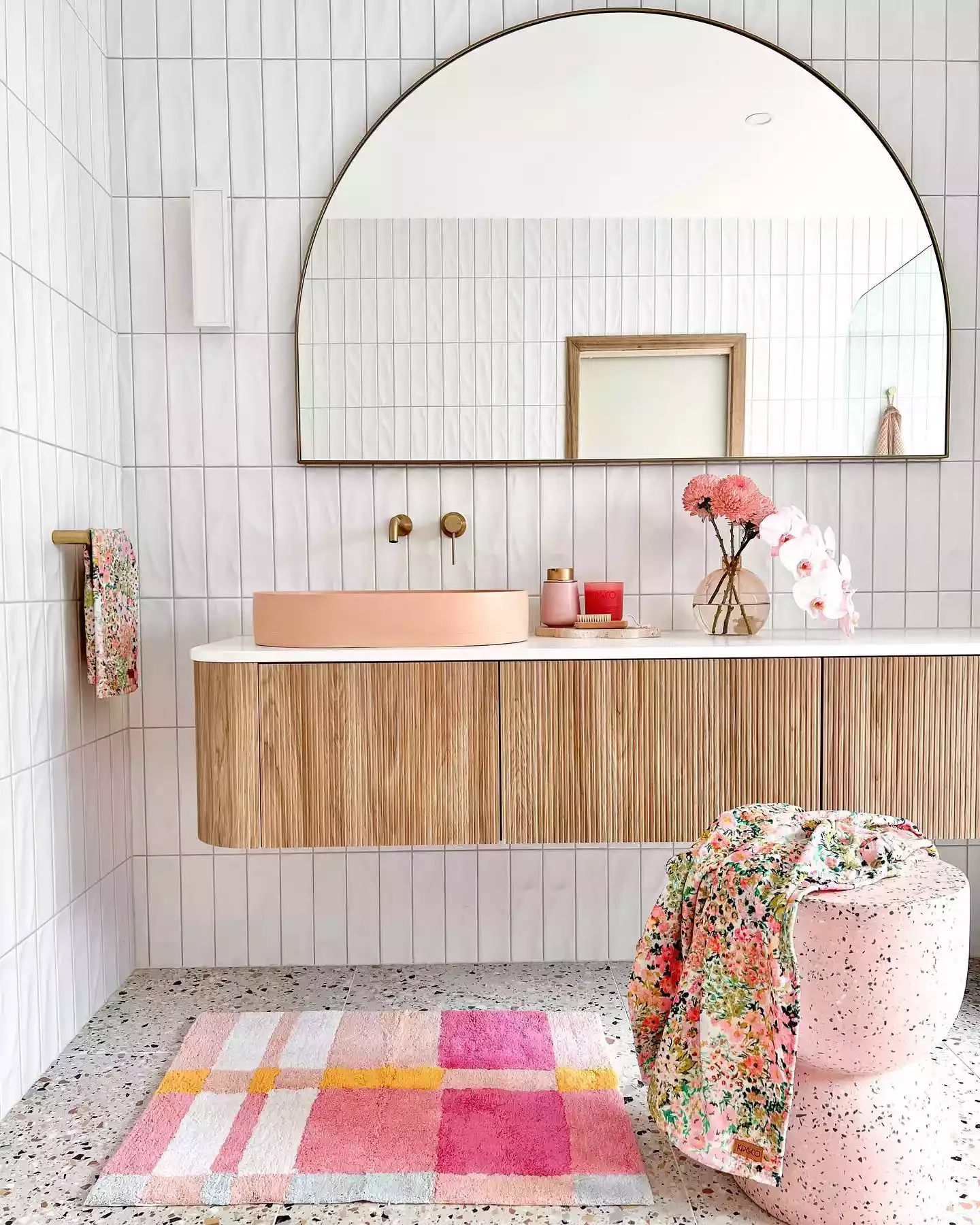 23 Brilliant Bathroom Rug Ideas That Will Transform Your Space 16 Choose a Multicolored Rug