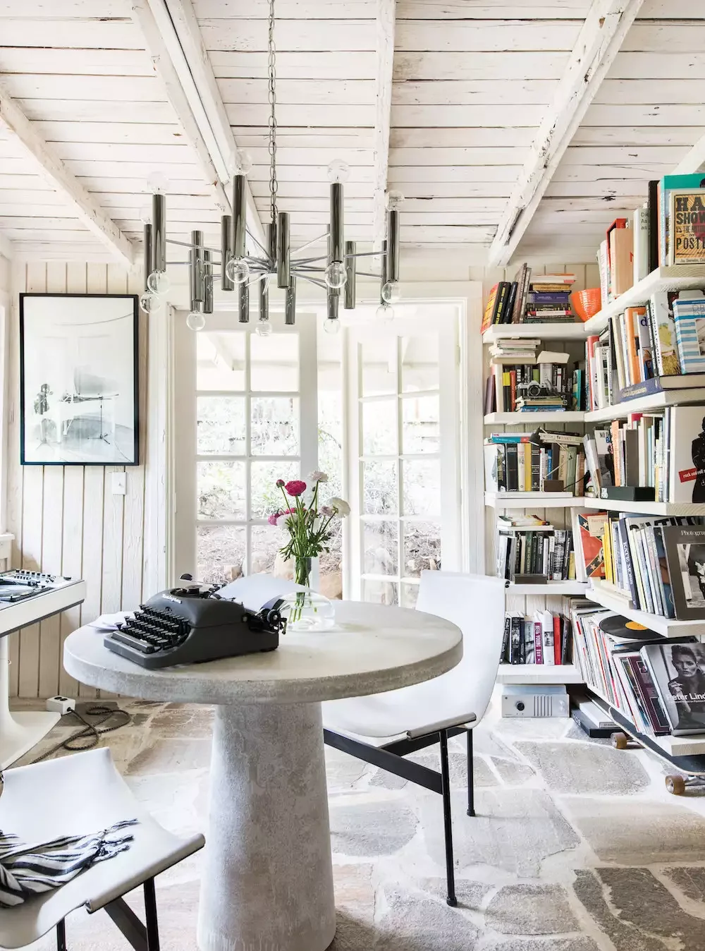21 Brilliant Ways to Seamlessly Integrate a Workspace into Your Living Room 15 Choose a Round Table