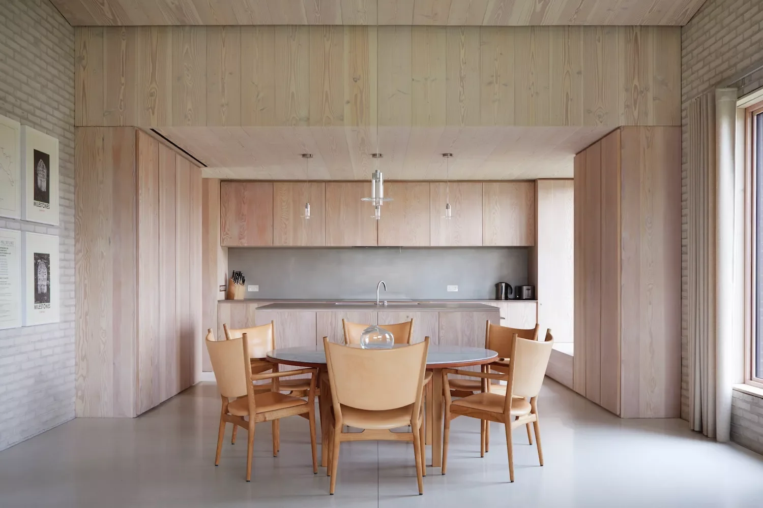 30 Brilliant Ways to Design Your Perfect U-Shaped Kitchen 11 Choose a Round Table