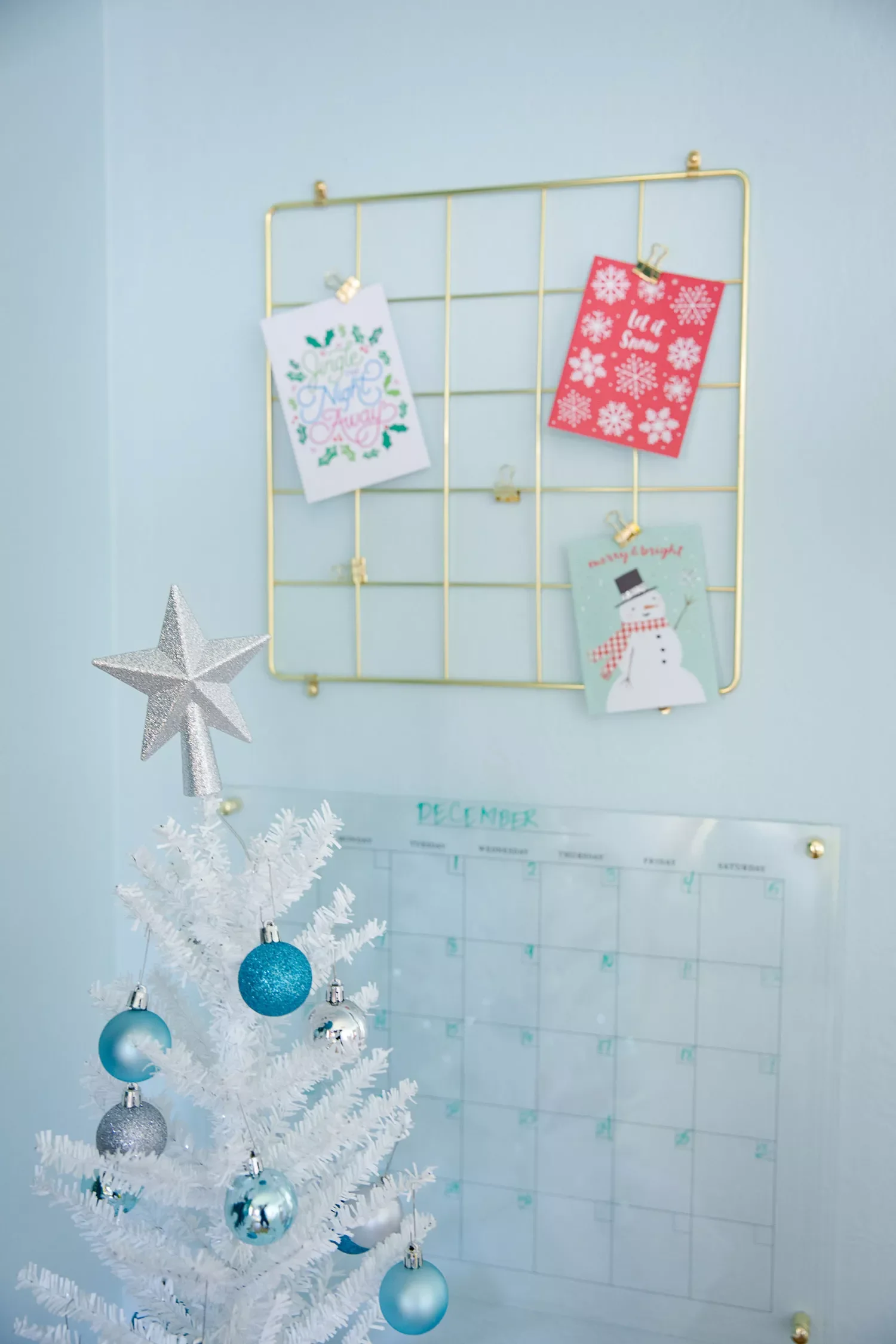 32 Stunning Christmas Wall Decorating Ideas to Transform Your Home Into a Holiday Haven 12 Christmas Card Display