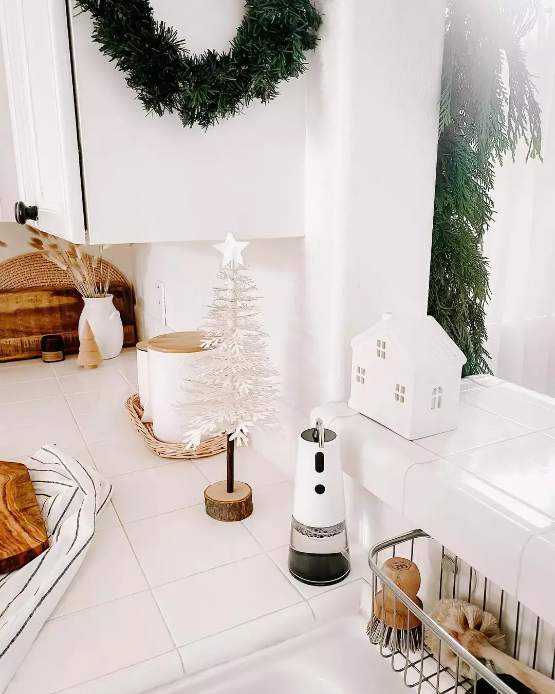 38 Christmas Kitchen Decor Ideas That Create Magic Christmas Figurines