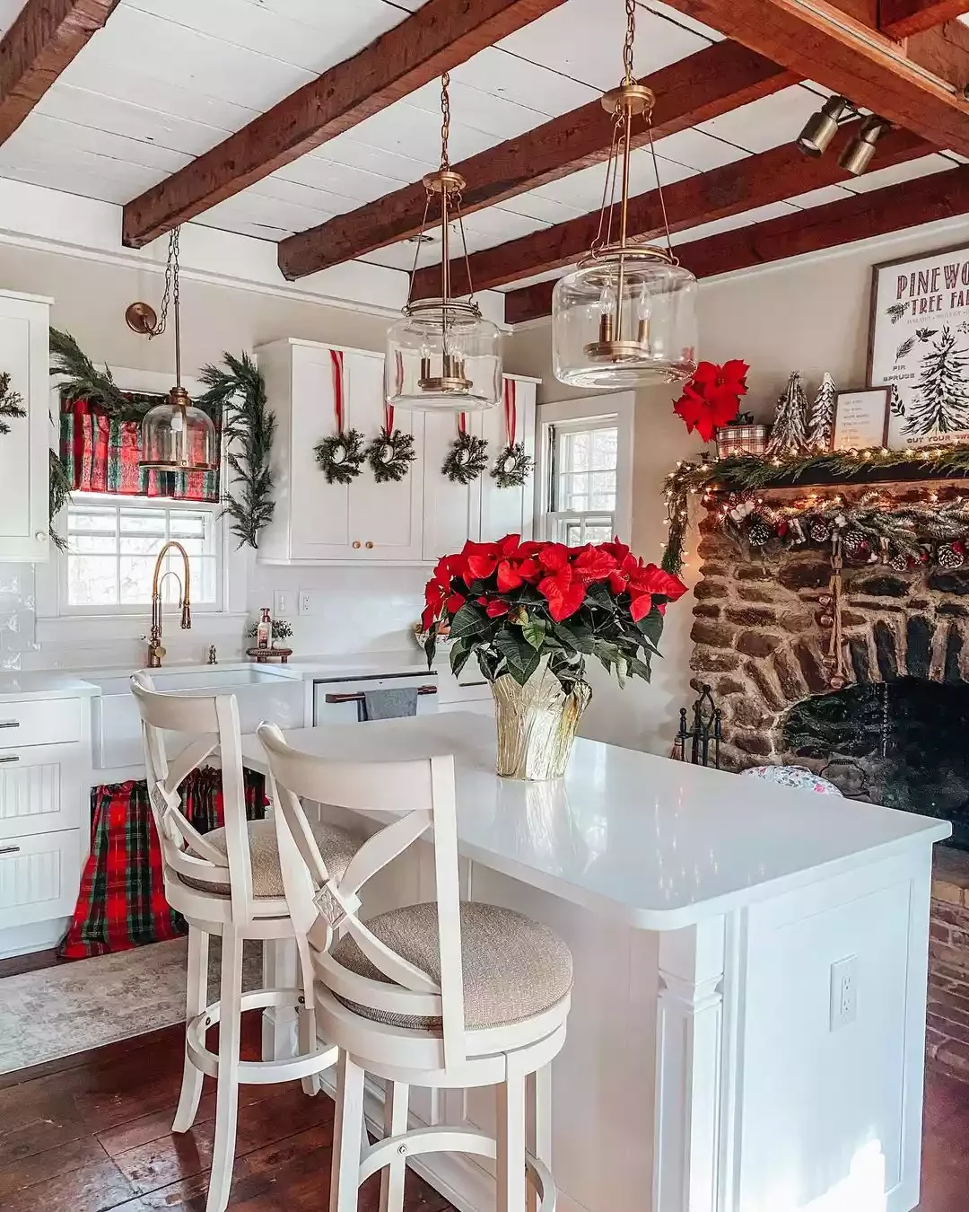 38 Christmas Kitchen Decor Ideas That Create Magic Christmas Flowers