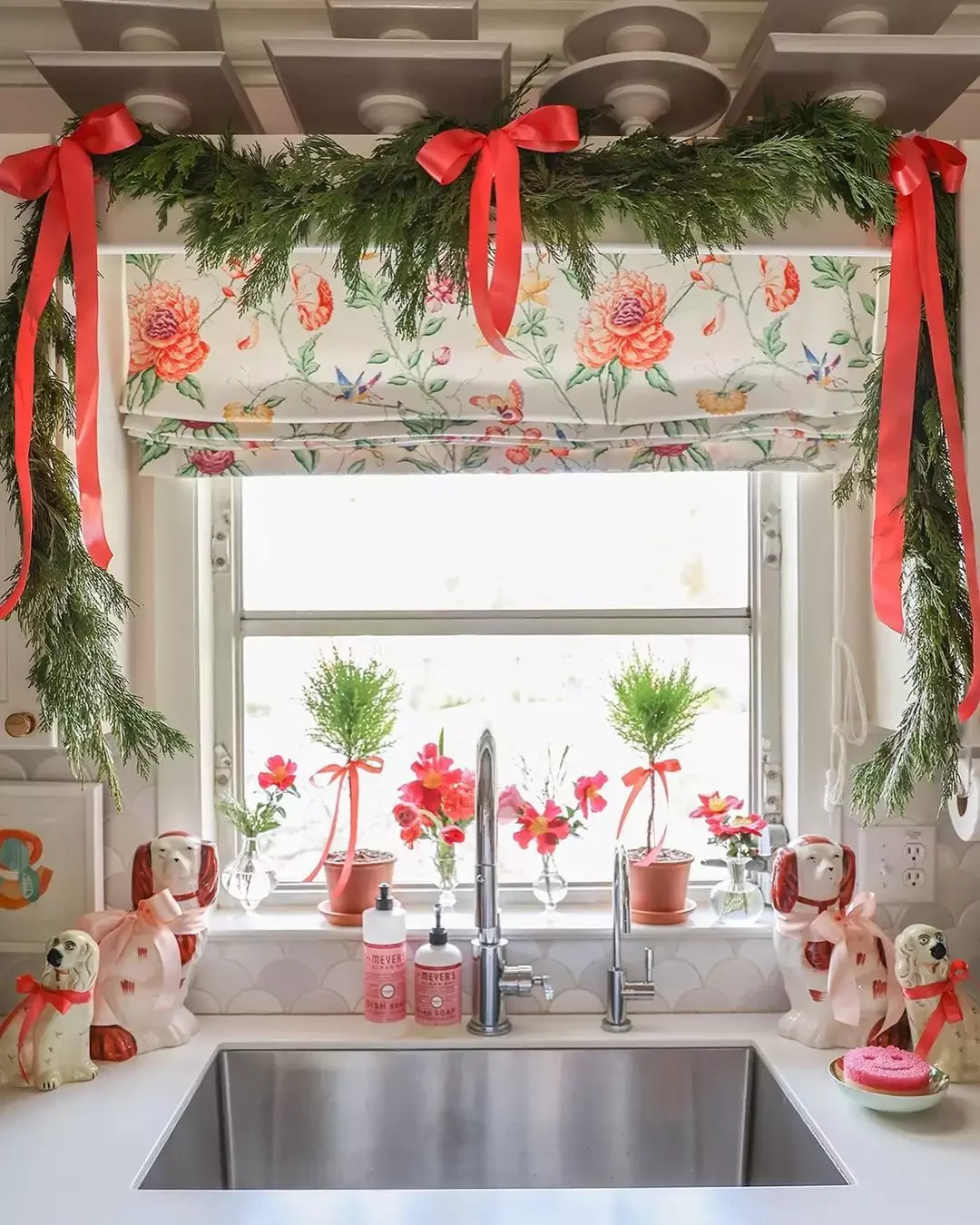 38 Christmas Kitchen Decor Ideas That Create Magic Christmas Kitchen Window
