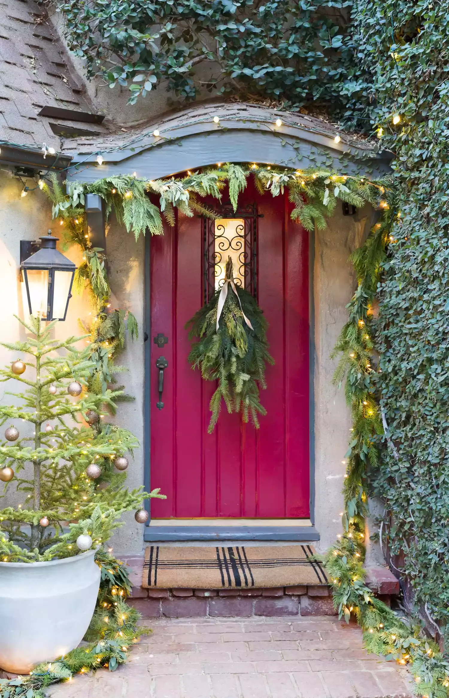 30 Christmas Door Decorating Ideas That Create Masterpieces Christmas Swag