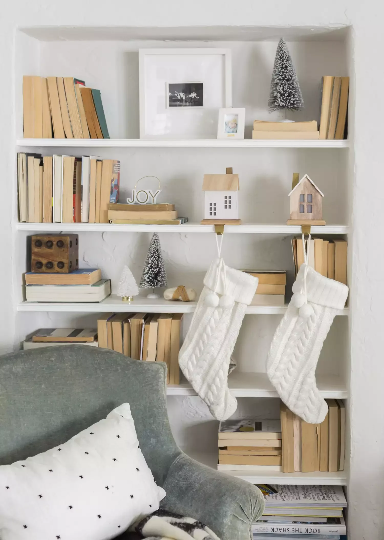 32 Stunning Christmas Wall Decorating Ideas to Transform Your Home Into a Holiday Haven 28 Christmas-Themed Shelves