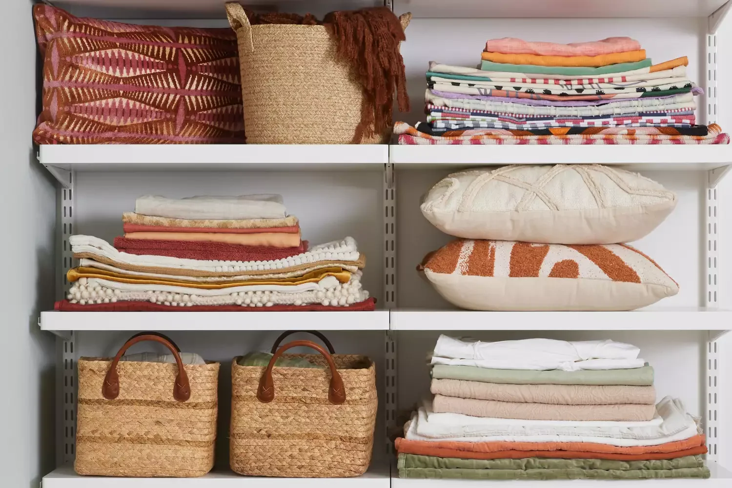 22 Smart Ways to Organize and Store Your Pillows at Home Closet Shelves