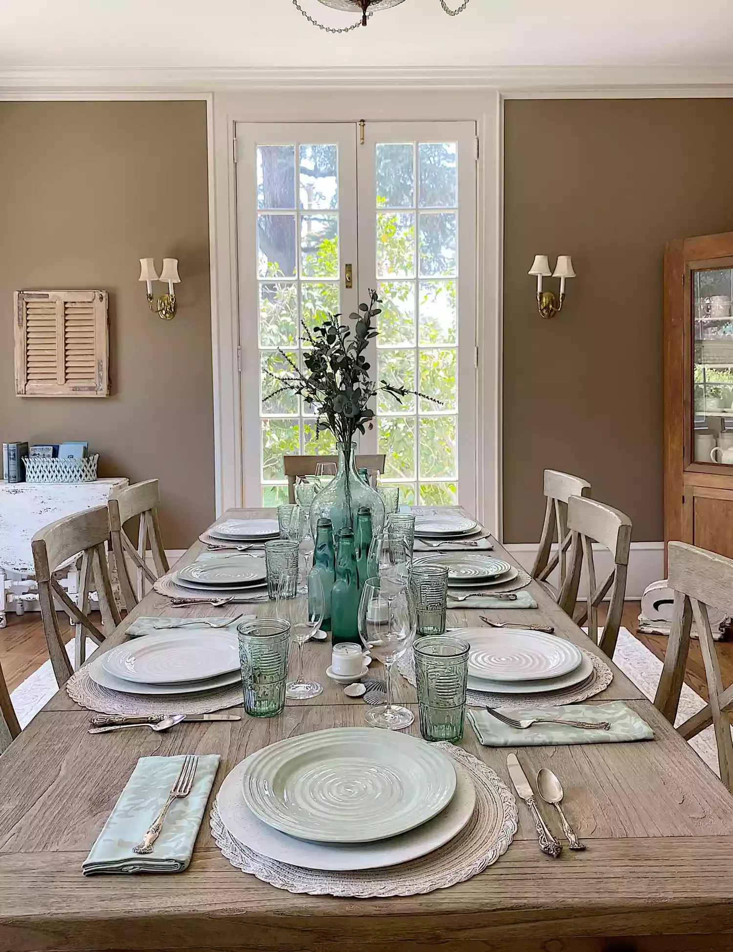 32 Modern Farmhouse Dining Room Ideas That Bring Rustic Warmth to Your Home Coastal Farmhouse Table Setting