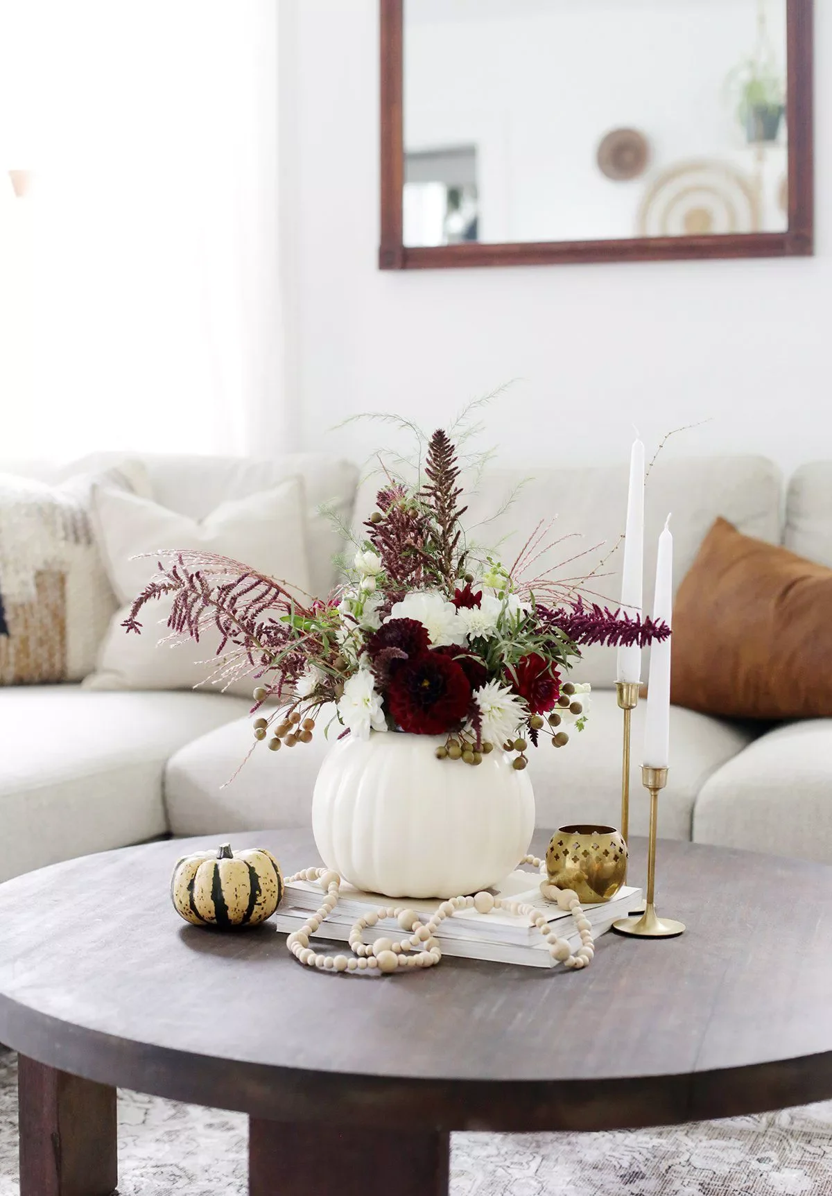 33 Autumn Living Room Ideas That'll Make Your Space Feel Incredibly Cozy 11 Coffee Table Pumpkin Vase