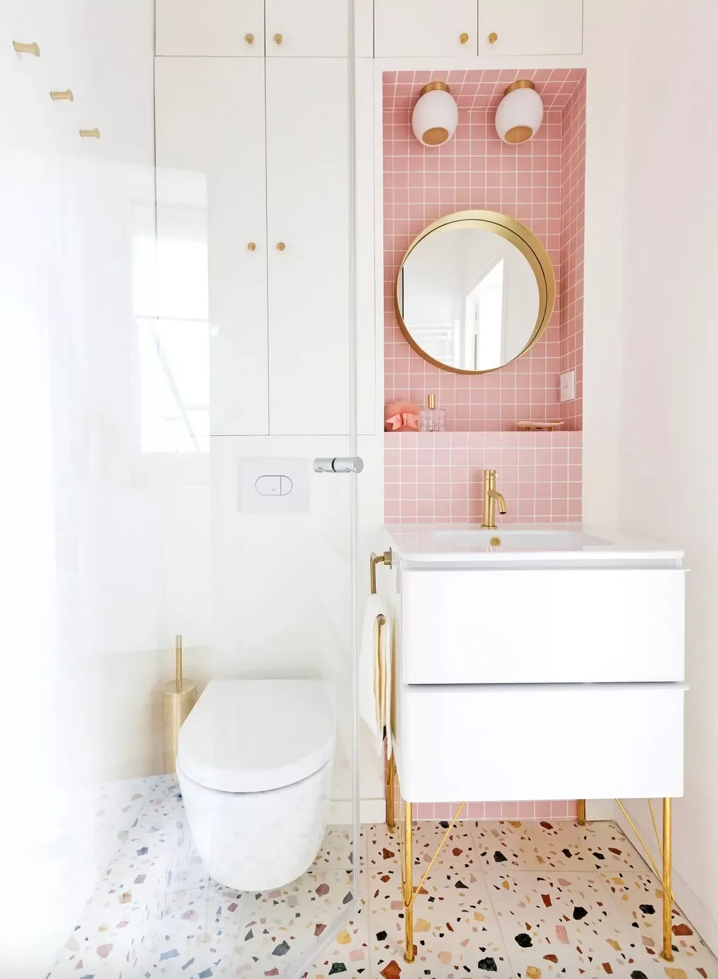 19 Stunning Ways to Make Modern Design Feel Warm and Inviting in Your Home 4 Colorful Bathrooms
