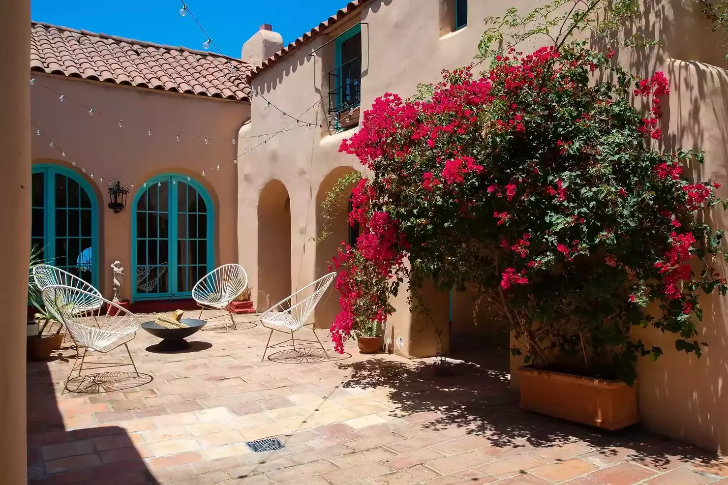 52 Beautiful Courtyard Ideas That Transform Your Outdoor Living Space Colorful Courtyard