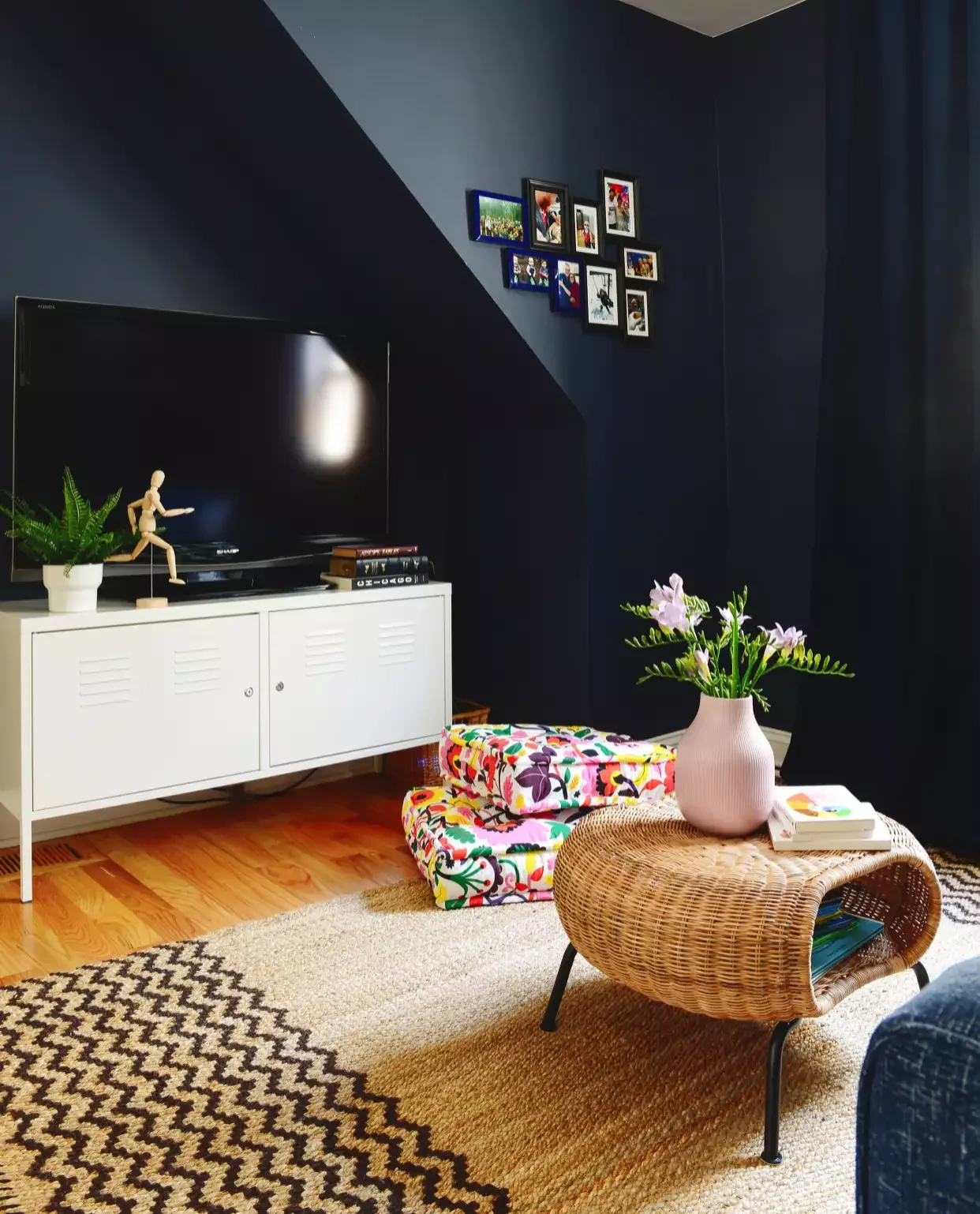 23 Cozy Den Ideas That'll Make You Never Want to Leave Colorful Quarters