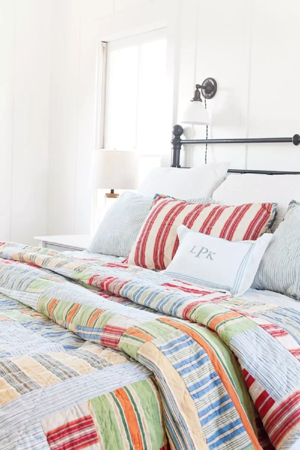 49 Stunning Farmhouse Bedroom Designs That Will Transform Your Space 36 Colorful Quilt