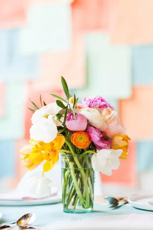 52 Gorgeous Spring Table Centerpiece Ideas to Transform Your Dining Space 31 Colorful Spring Bouquet
