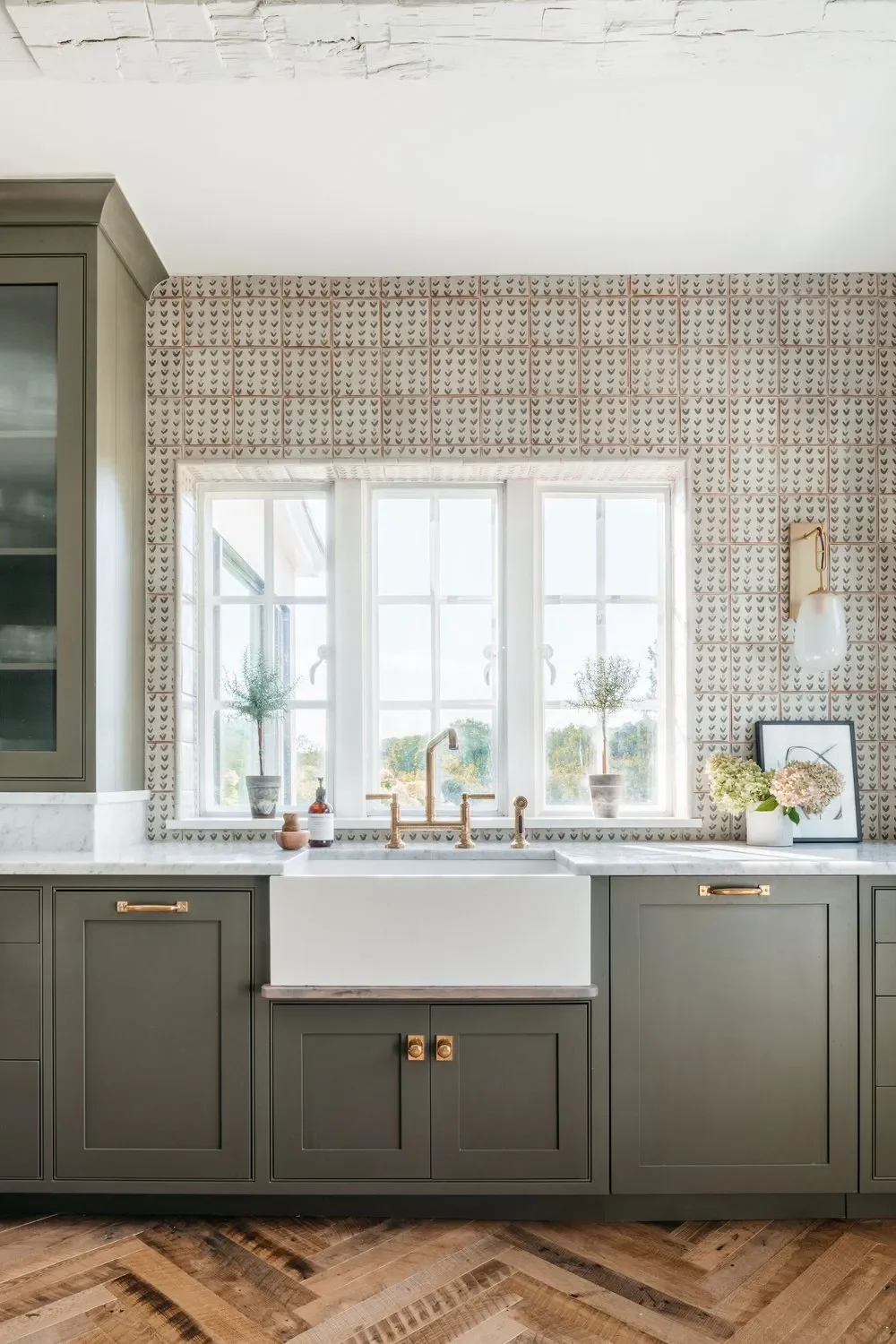 19 Gorgeous Olive Green Kitchen Cabinet Designs That Elevate Your Kitchen Combine With Tile
