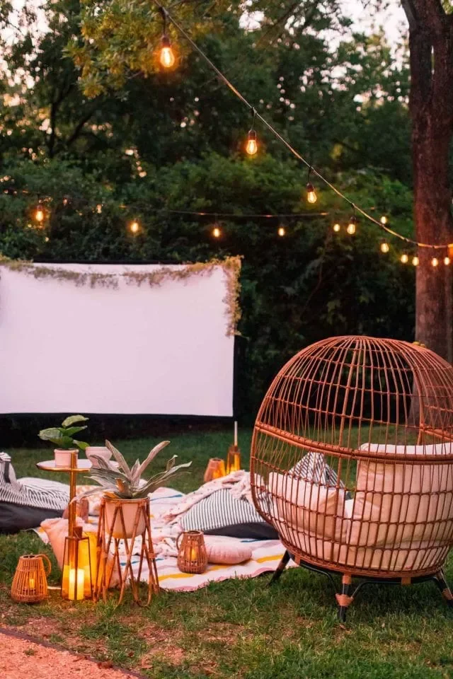 14 Charming Ideas for Creating the Perfect Backyard Movie Experience 5 Comfortable Outdoor Seating