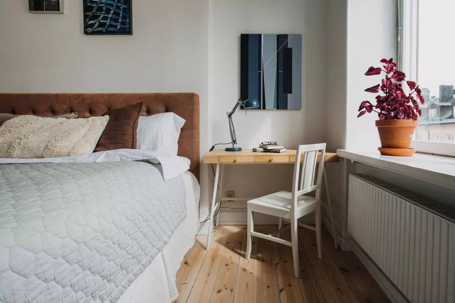 45 Bedroom Office Ideas to Perfect Your Work-Life Balance 33 Commandeer a Nook