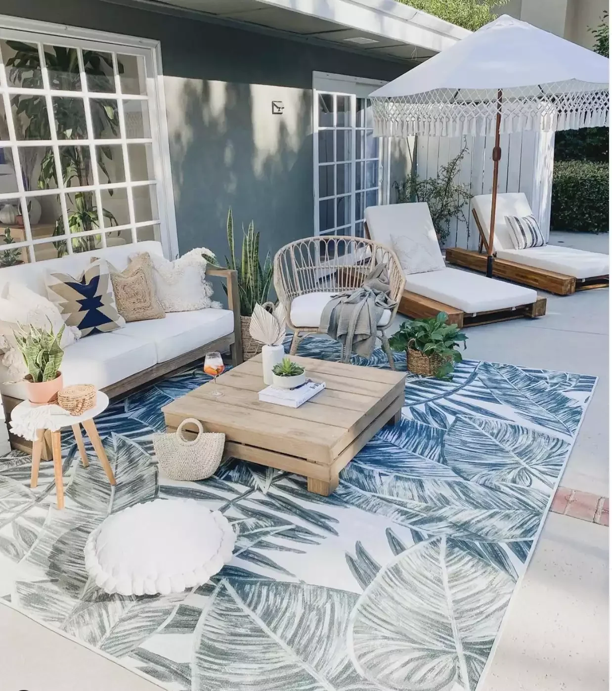 36 Stunning Concrete Patio Designs That Will Transform Your Outdoor Space 7 Concrete Patio With Rug