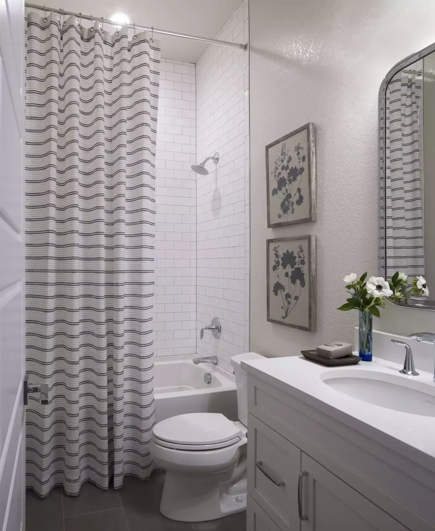 18 Beautiful Beige Bathroom Ideas That Minimalists Absolutely Adore 13 Contrast Wall Art