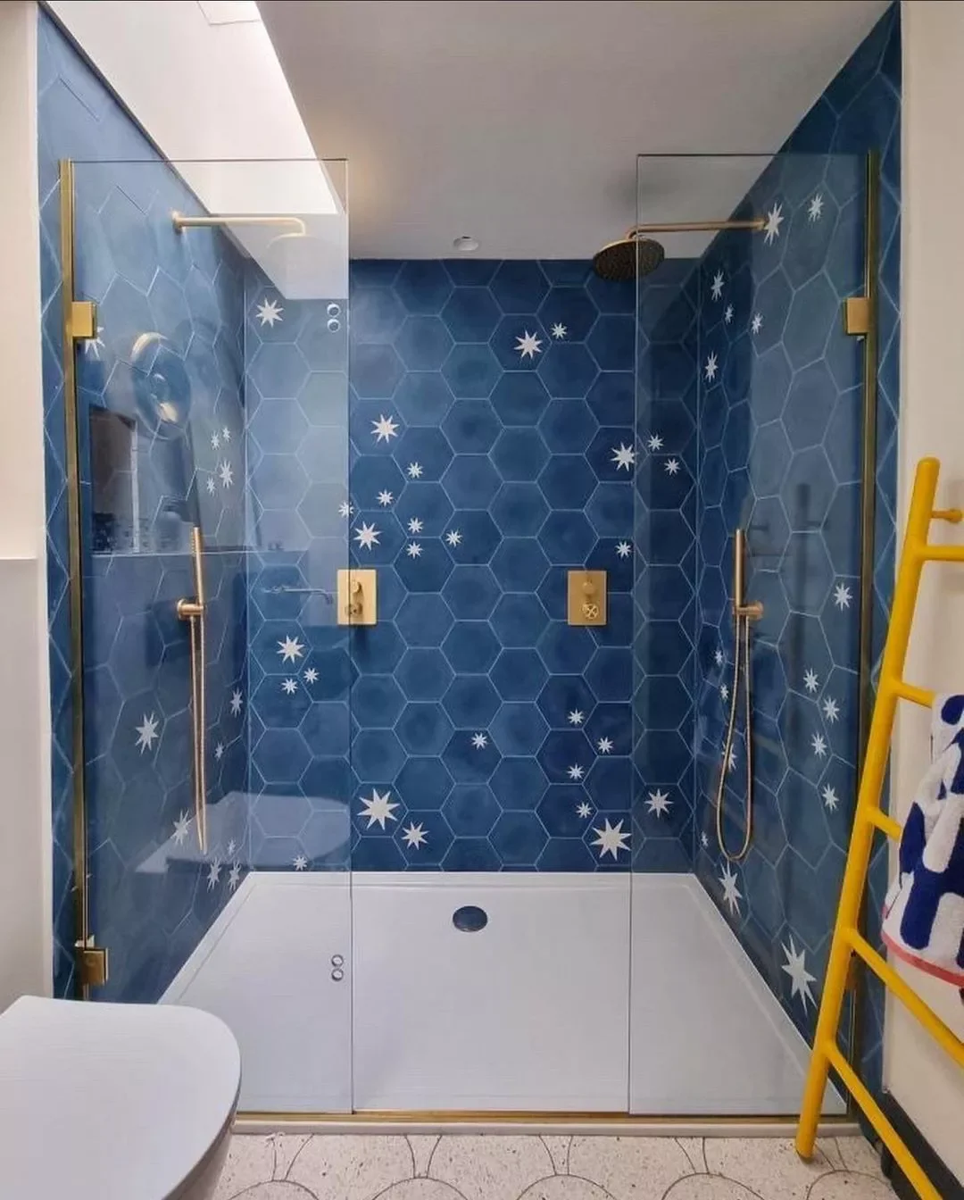 30 Delightful Kid-Friendly Bathroom Ideas That Evolve With Your Children 6 Contrasting Pops of Color