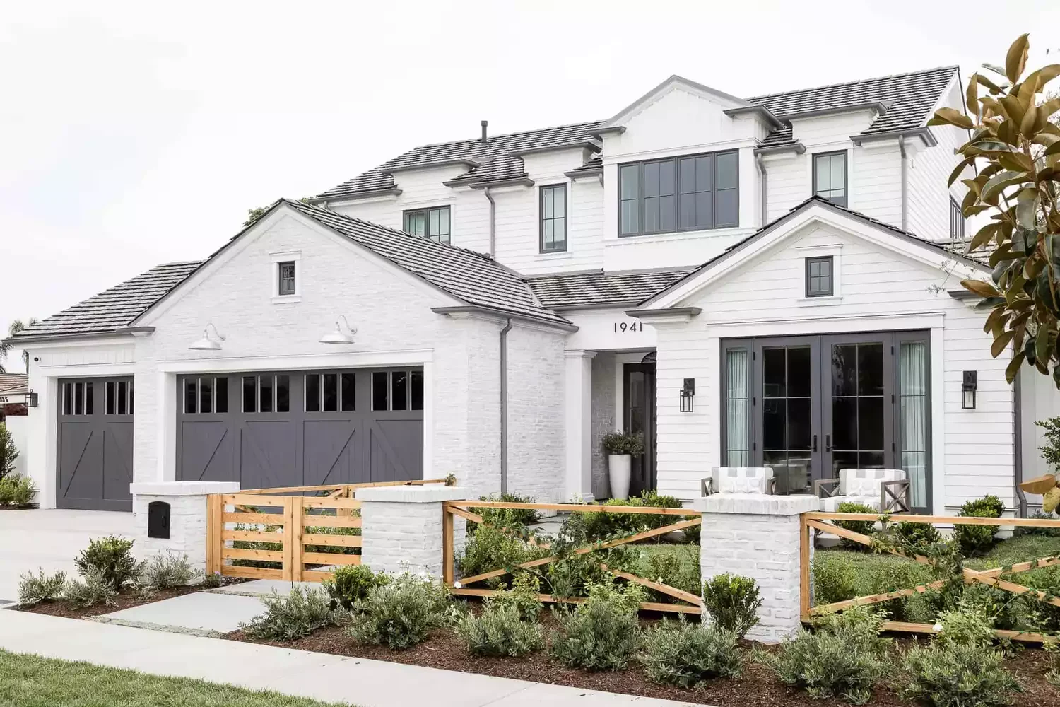 30 Stunning Front Yard Ideas Using Rocks and Mulch Contrasting Textures and Colors