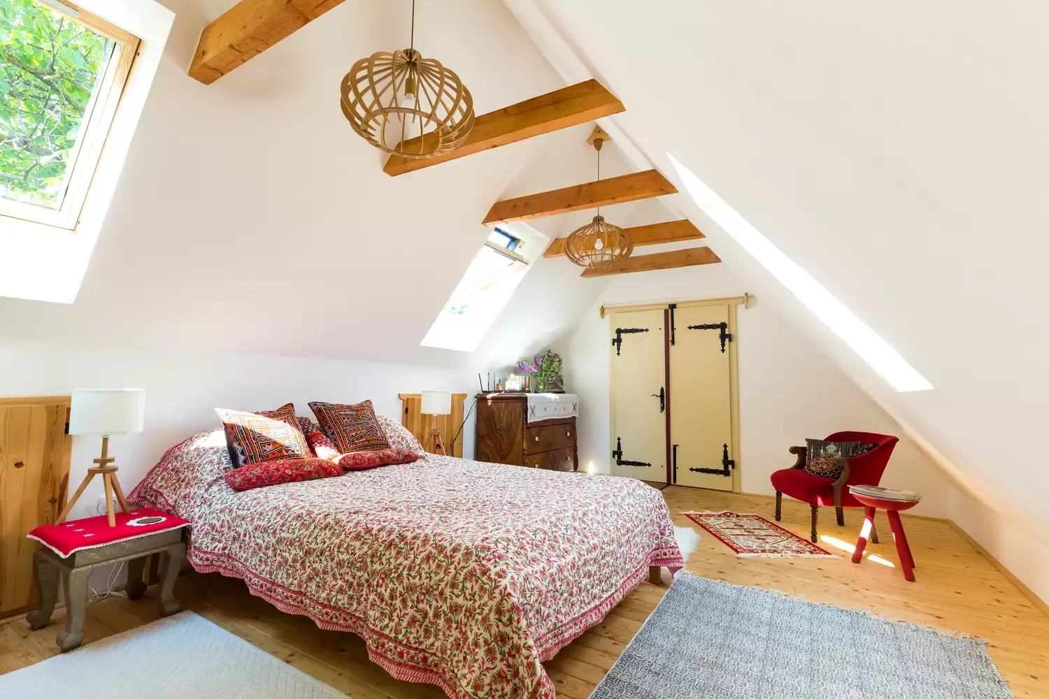 30 Stunning Vaulted Ceiling Ideas to Transform Your Space 25 Coordinate Beams With Lighting Fixtures