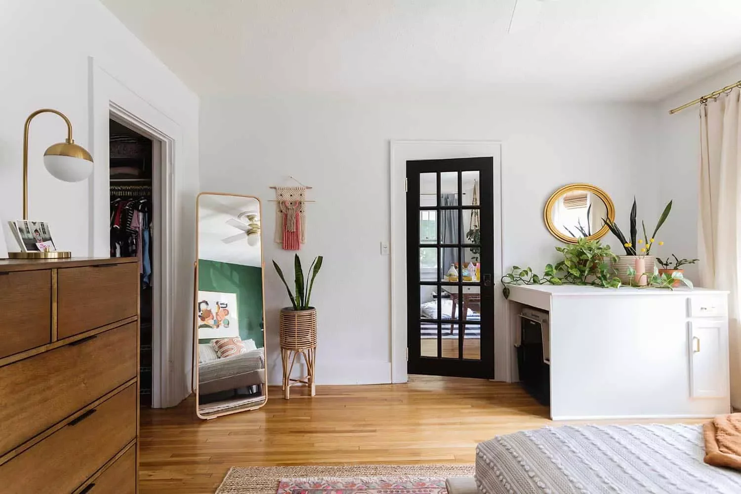 28 Incredible Dog Room Ideas That Will Make Both You and Your Furry Friend Happy 18 Corner Dog Crate