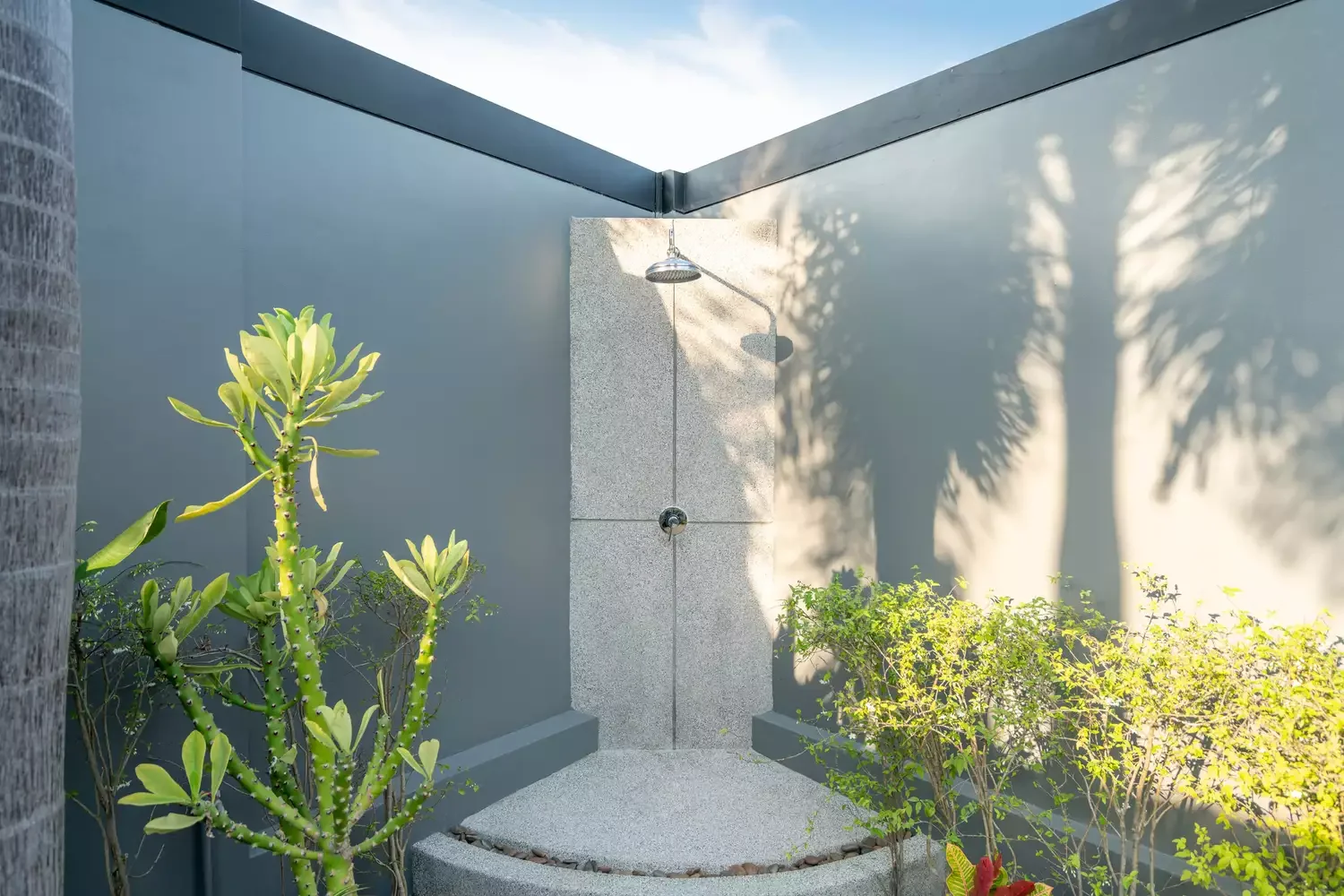 34 Stunning Outdoor Shower Ideas to Transform Your Backyard Oasis 32 Corner Outdoor Shower