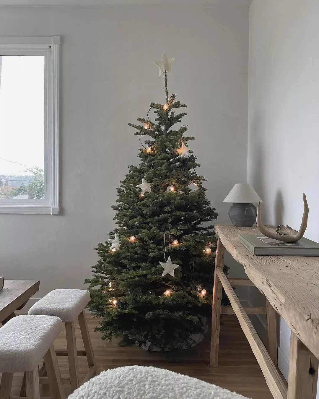 60 Stunning Christmas Tree Ideas to Transform Your Home This Holiday Season 9 Cottage Christmas Tree